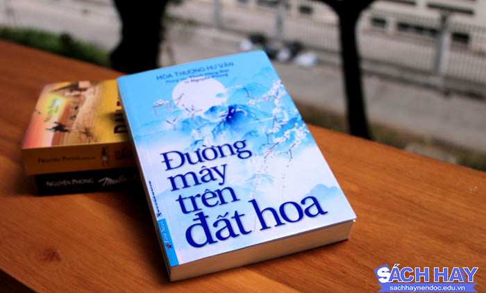 Review sách Đường mây trên đất hoa